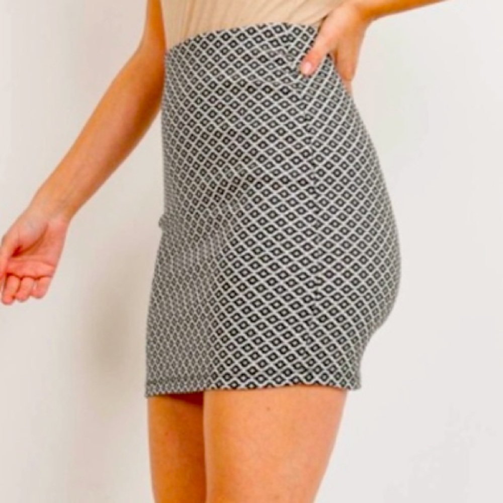Cute black & white print mini skirt, so cute!